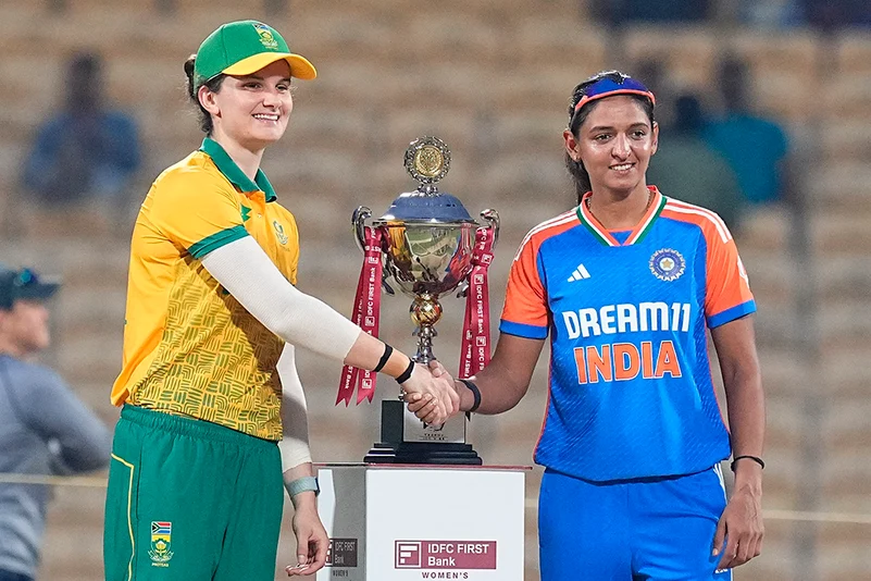 Harmanpreet Kaur and  Laura Wolvaardt with the series trophy